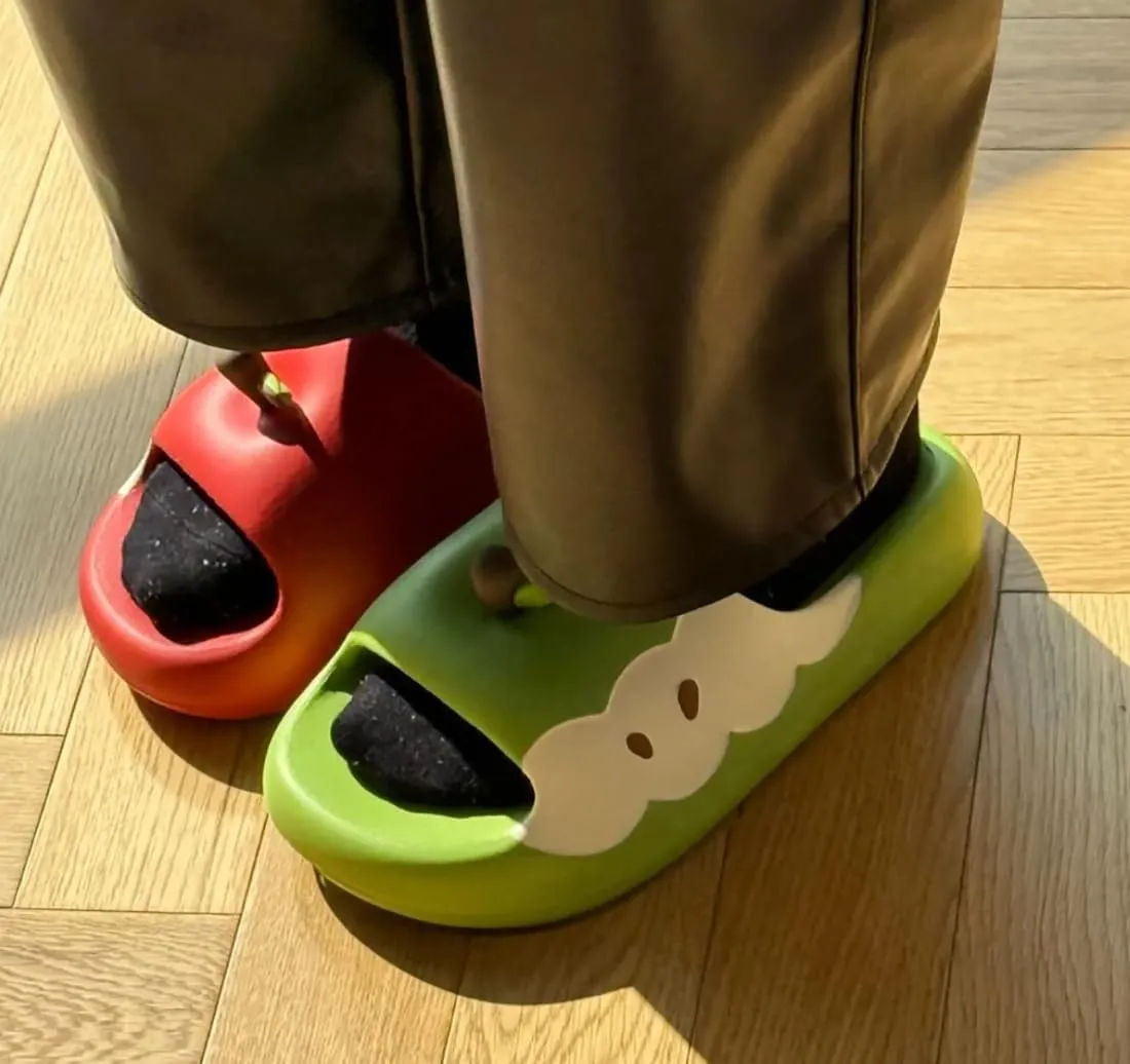 Apples Slippers for Women Men, Summer 3D Cute Cartoon Apples Shaped Fruit Slides Couple Beach Sandals