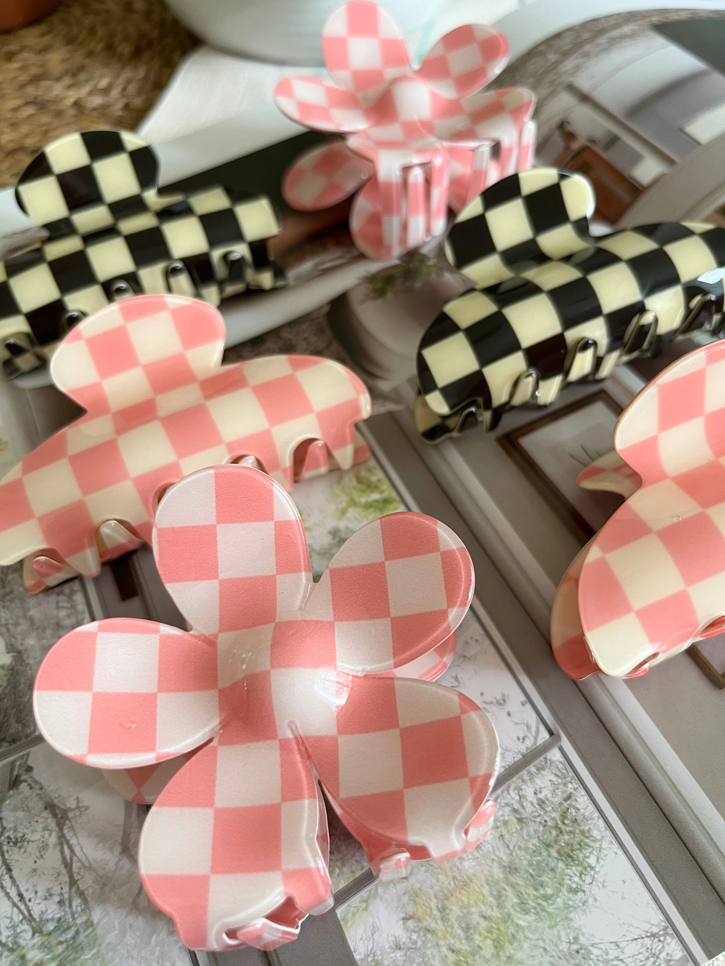 Medium Hair Claw Clip - Checkered Black & Pink