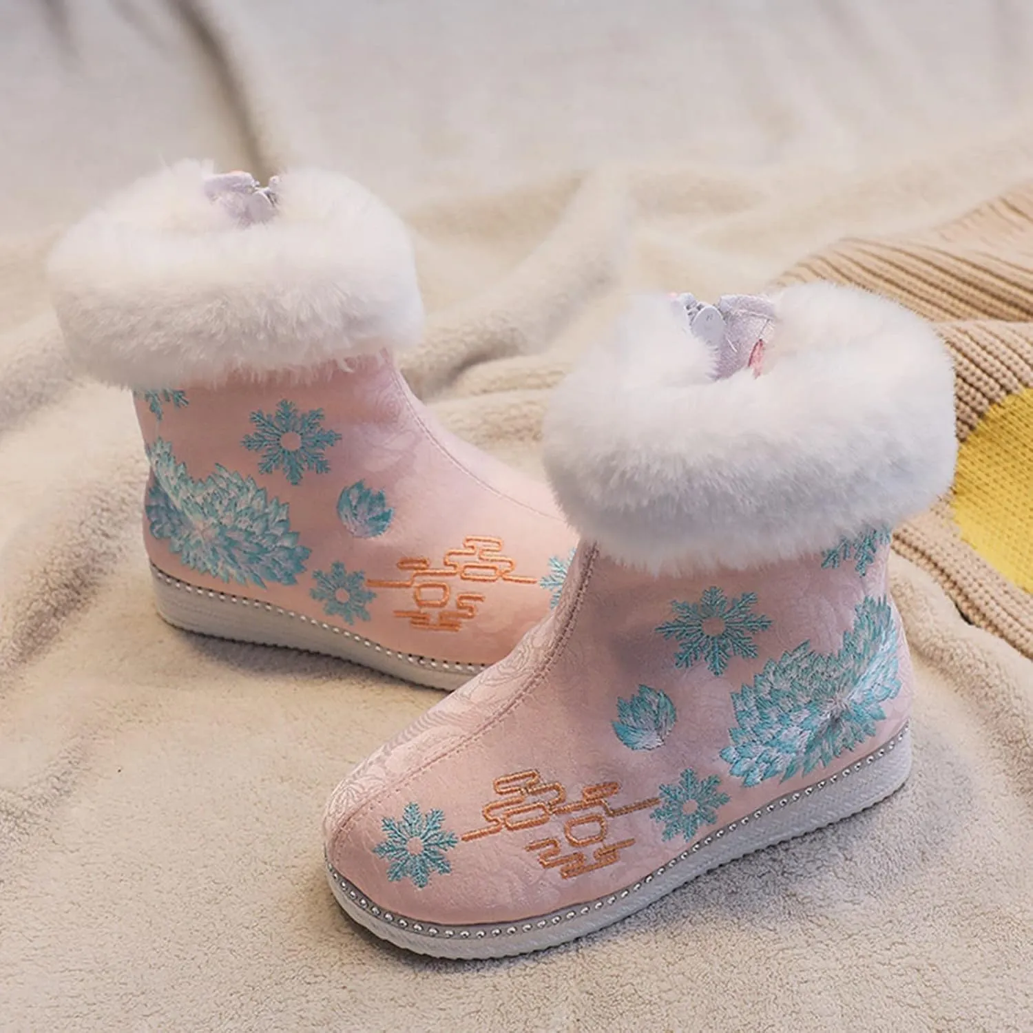 Traditional Embroidered Boots Girls Cheongsam Cloth Shoes Chinese Calendar New Year Retro Plush Warm Girls Pompom Boots