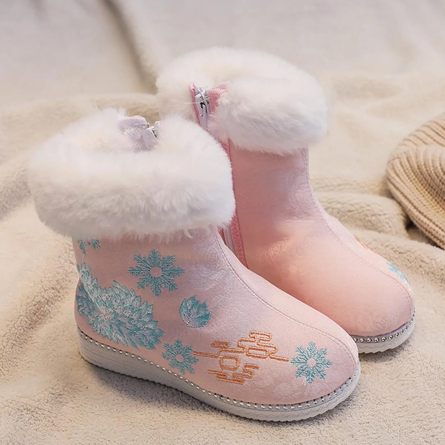 Traditional Embroidered Boots Girls Cheongsam Cloth Shoes Chinese Calendar New Year Retro Plush Warm Girls Pompom Boots