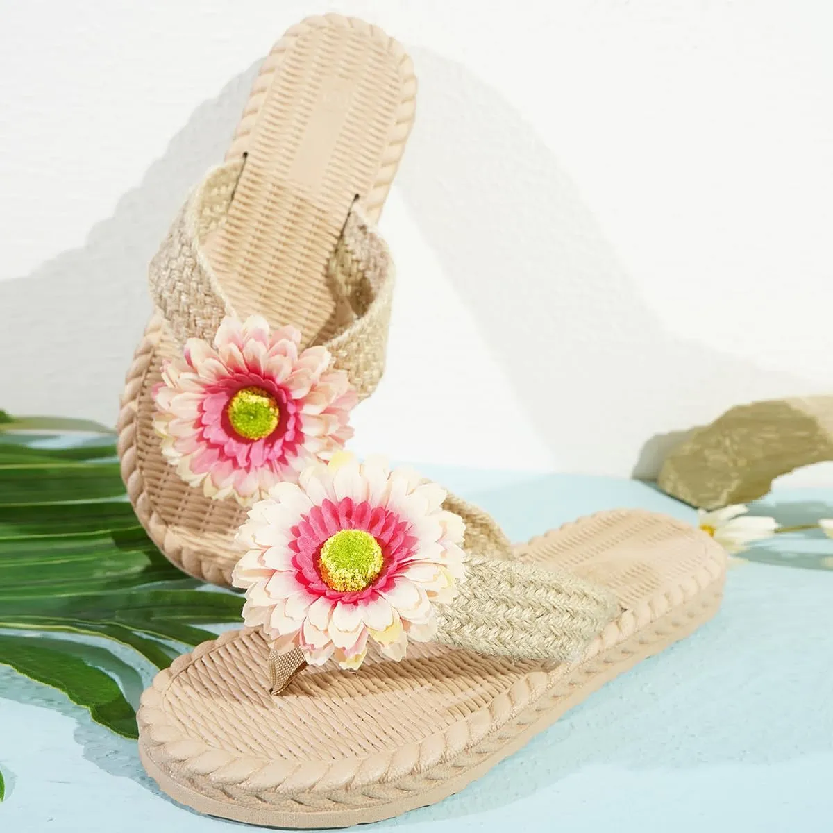 Women's Summer Slide Sandals with Cute Pink Flower Decor Soft Slip On Clip Toe Dressy Thongs Shoes Casual Flat Beach Sandals for Summer Vacation Daily Use