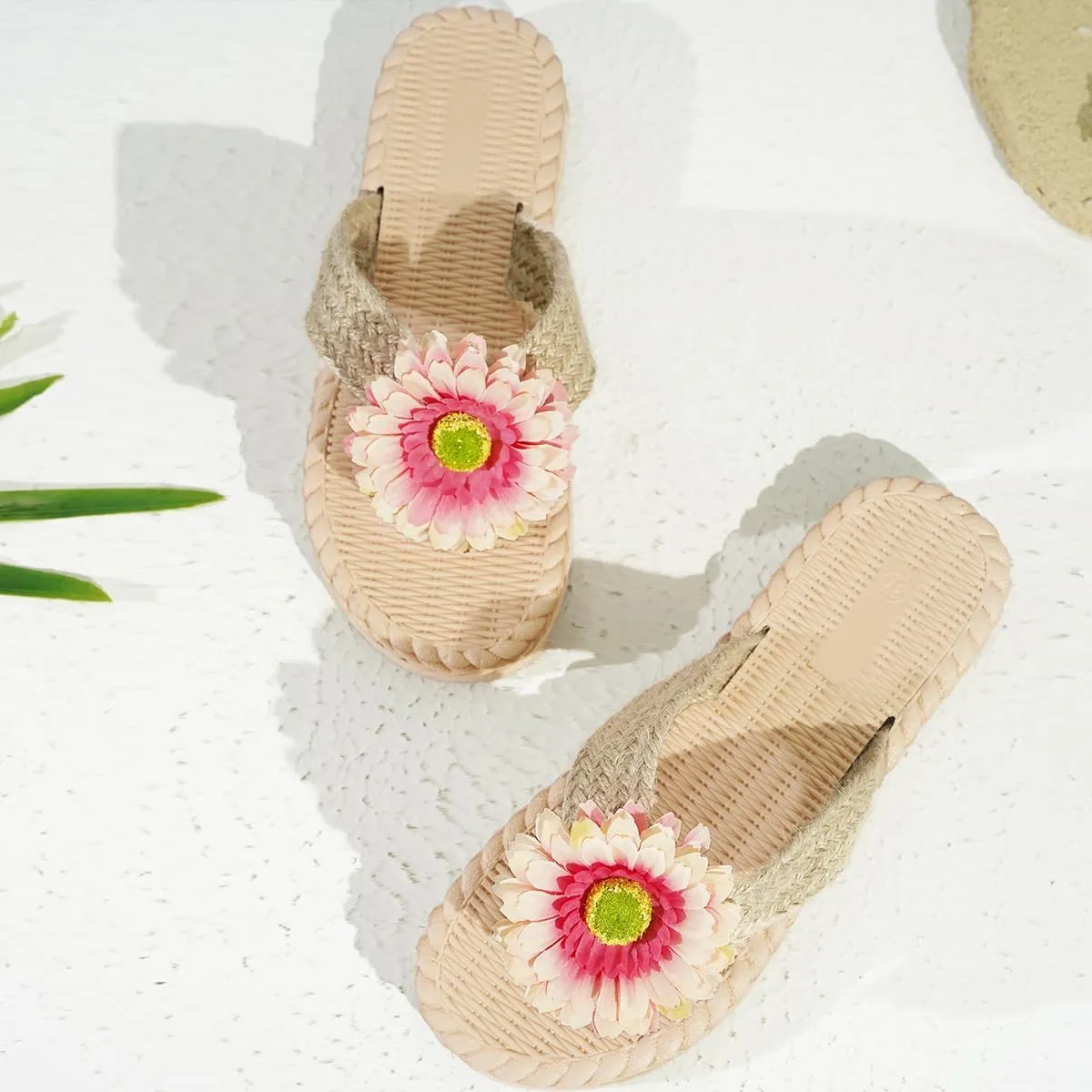 Women's Summer Slide Sandals with Cute Pink Flower Decor Soft Slip On Clip Toe Dressy Thongs Shoes Casual Flat Beach Sandals for Summer Vacation Daily Use